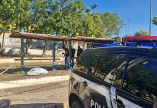 Motociclista executa homem a tiros em ponto de &ocirc;nibus no Centro de Corumb&aacute;