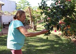 Aos 68 anos, Maria salva a vizinhan&ccedil;a com &ldquo;feirinha&rdquo; na garagem