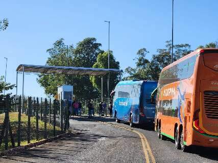 Paralisa&ccedil;&atilde;o trava rodovi&aacute;ria de Campo Grande e deixa passageiros sem embarque