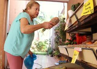 Aos 68 anos, Maria salva a vizinhan&ccedil;a com &ldquo;feirinha&rdquo; na garagem