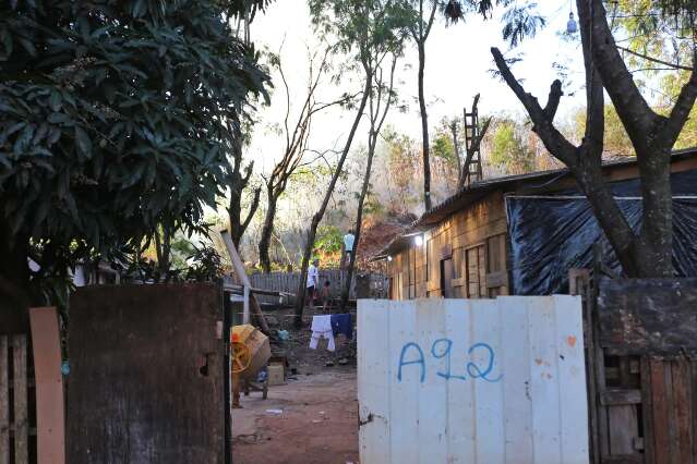 Inc&ecirc;ndio volta a atingir &aacute;rea atr&aacute;s da Comunidade Esperan&ccedil;a