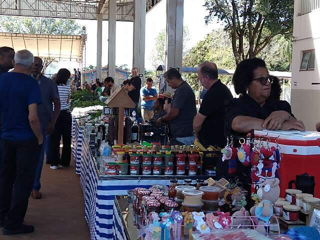 Com venda de verduras, geleias e artesanato, Mercado da UFMS abre ao p&uacute;blico