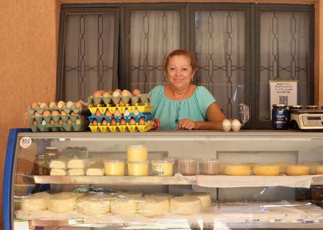 Aos 68 anos, Maria salva a vizinhan&ccedil;a com &ldquo;feirinha&rdquo; na garagem