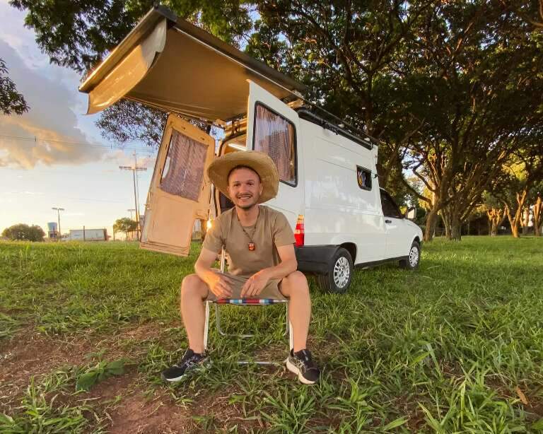 A bordo de Fiorino, influencer começa volta pelas Américas em MS