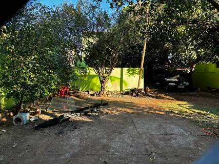 Vizinhos removeram port&atilde;o para retirar idoso de casa incendiada