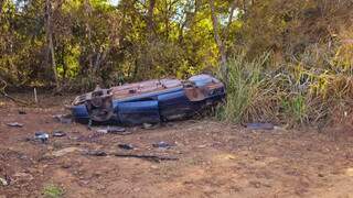 Carro carregado com muamba &eacute; abandonado ap&oacute;s cair em c&oacute;rrego
