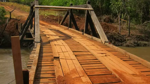 Ponte sobre o Rio Botas &eacute; interditada ap&oacute;s parte da estrutura ceder