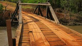Ponte sobre o Rio Botas &eacute; interditada ap&oacute;s parte da estrutura ceder