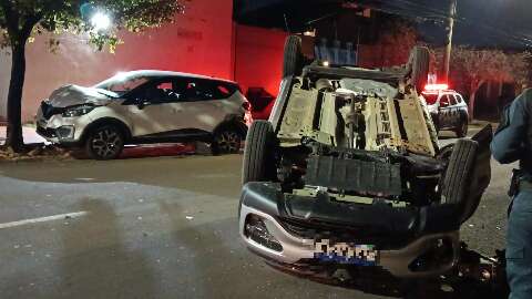 Carro capota ao colidir com dois ve&iacute;culos na Avenida Tr&ecirc;s Barras
