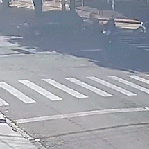 Colis&atilde;o entre motos na Rua Brilhante deixa piloto gravemente ferido 