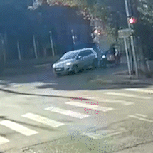 Colis&atilde;o entre carro e moto destr&oacute;i fachada de estabelecimento comercial