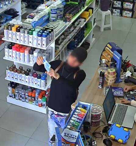 Jovem de 19 anos fabricava notas falsas em casa e distribu&iacute;a em com&eacute;rcios