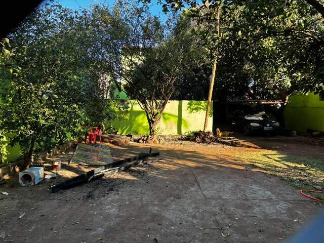 Vizinhos removeram port&atilde;o para retirar idoso de casa incendiada