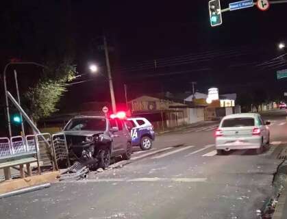 Mais um caso: motorista bate em ponto de &ocirc;nibus e abandona o ve&iacute;culo
