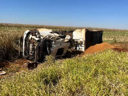 Motorista morre ap&oacute;s carreta carregada tombar em acostamento de rodovia