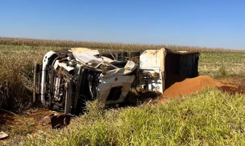 Motorista que morreu ap&oacute;s tombamento de carreta tinha 40 anos 