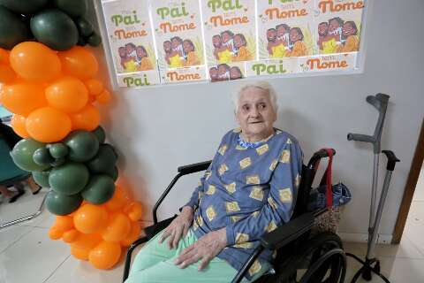 Aos 95 anos, Z&eacute;lia tenta incluir o nome do pai na certid&atilde;o de nascimento