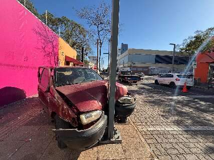 Motorista entra na contram&atilde;o, bate em poste e abandona carro no Centro