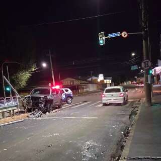Motorista invade a contram&atilde;o e atinge ponto de &ocirc;nibus na Avenida Brilhante