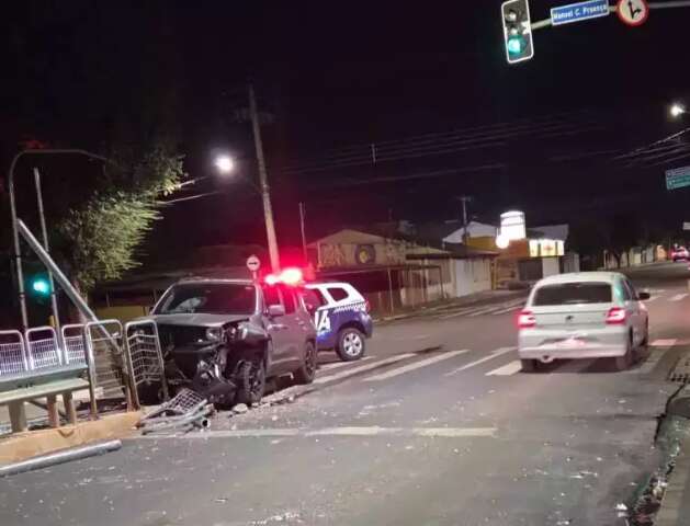 Mais um caso: motorista bate em ponto de &ocirc;nibus e abandona o ve&iacute;culo