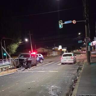 Mais um caso: motorista bate em ponto de &ocirc;nibus e abandona o ve&iacute;culo