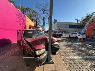 Motorista entra na contram&atilde;o, bate em poste e abandona carro no Centro