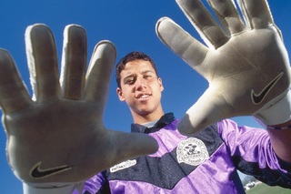 Revelado em torneio de MS, goleiro F&aacute;bio iguala recorde mundial de jogos 