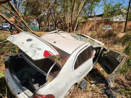 Persegui&ccedil;&atilde;o a carro roubado termina em capotagem e at&eacute; tentativa de fuga a p&eacute;