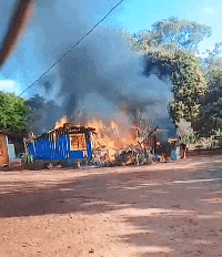 Casa de madeira &eacute; completamente destru&iacute;da por inc&ecirc;ndio 