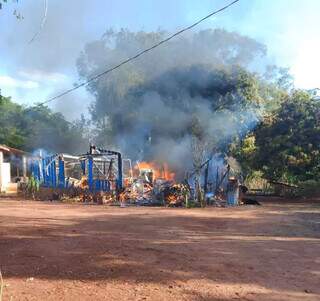 Inc&ecirc;ndio destr&oacute;i casa de madeira no Jardim Monte Alegre
