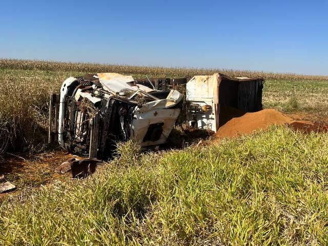 Motorista morre ap&oacute;s carreta carregada tombar em acostamento de rodovia