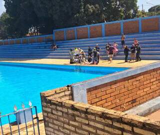 Jovem &eacute; socorrido em estado grave ap&oacute;s se afogar em piscina de clube