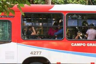 Vereadores analisam veto a projeto que exigia ar-condicionado em ônibus novos Vereadores analisam veto a projeto que exigia ar-condicionado em ônibus novos