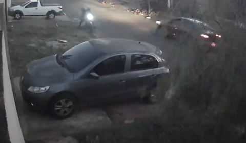 Passageira morre ap&oacute;s motocicleta bater em traseira de carro; veja v&iacute;deo