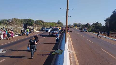 Jovem que morreu ao bater em poste empinava moto sem capacete em rodovia