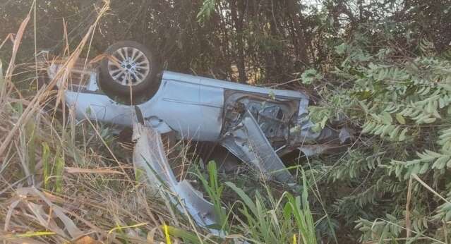 Carro capota, para &agrave;s margens de estrada e 2 homens ficam feridos