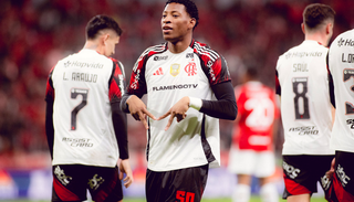 Flamengo vence Inter no Beira-Rio e mant&eacute;m a lideran&ccedil;a do Brasileir&atilde;o