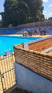 Jovem &eacute; socorrido em estado grave ap&oacute;s se afogar em piscina de clube