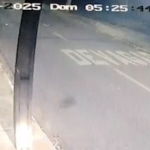 Carro bate em poste, motorista desce desorientado e abandona ve&iacute;culo