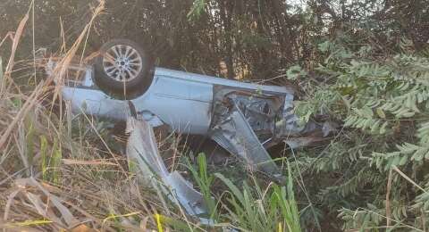 Carro capota, para &agrave;s margens de estrada e 2 homens ficam feridos