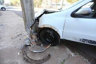 Carro bate em poste, motorista desce desorientado e abandona ve&iacute;culo