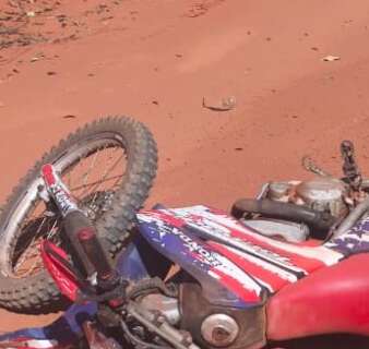 Homem &eacute; encontrado morto ao lado de moto ap&oacute;s acidente em estrada rural