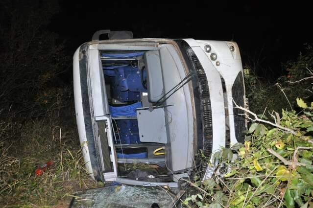 &Ocirc;nibus com atletas de escolinha de futebol capota na rodovia 