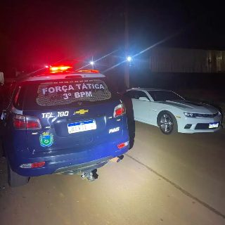 Homem &eacute; detido ap&oacute;s dirigir Camaro em alta velocidade e agredir PMs