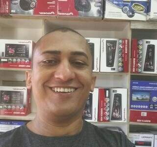 Comerciante é assassinado na frente da esposa grávida Comerciante é assassinado na frente da esposa grávida