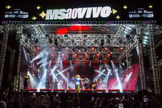 Vanessa da Mata fez show com aula de m&uacute;sica, ao vivo e sem truques
