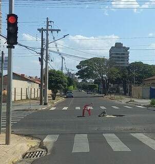 Buraco mal sinalizado em cruzamento da Rua Cear&aacute; causa tumulto e acidente