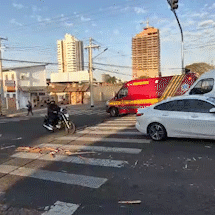 Buraco no cruzamento da Rua Cear&aacute; causa tumulto e acidente com guarda 