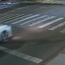 Carro tem perda total ap&oacute;s bater em tampa de bueiro solta na Avenida Cear&aacute;