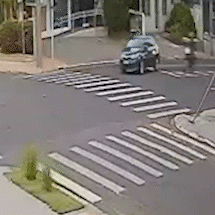 V&iacute;deo mostra guarda arremessado ao bater moto em carro na Rua Cear&aacute;